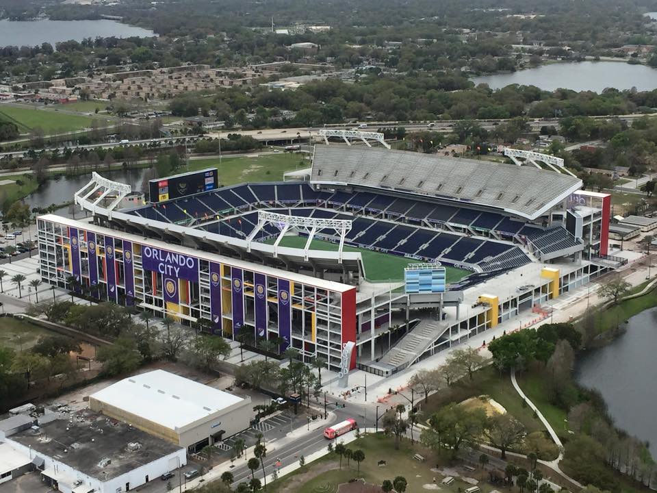 Vista aérea de un estadio brasileño en día de partido