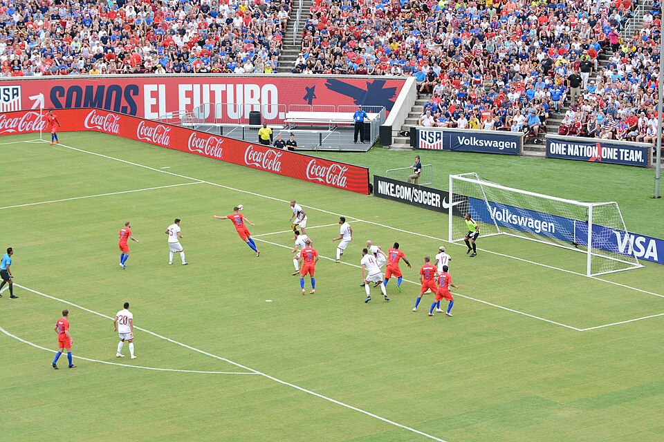 Jugador ejecutando un tiro de esquina en un estadio brasileño