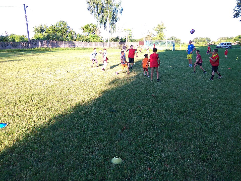 Vista aérea de un partido de fútbol con ambos equipos replegados