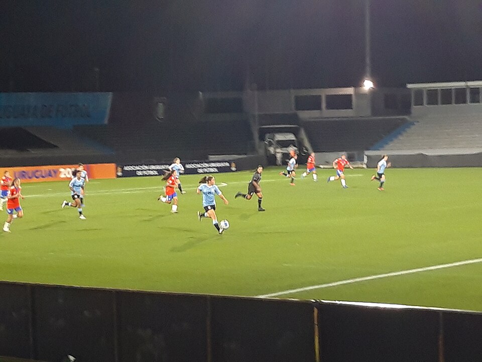 Táctica dibujada en pizarra con fichas de fútbol